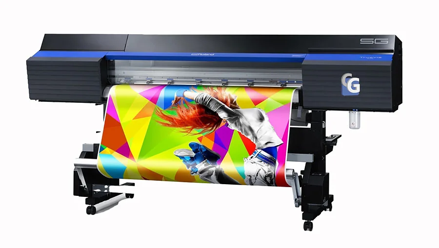 Plotter di stampa grande formato in azione con grafica a colori