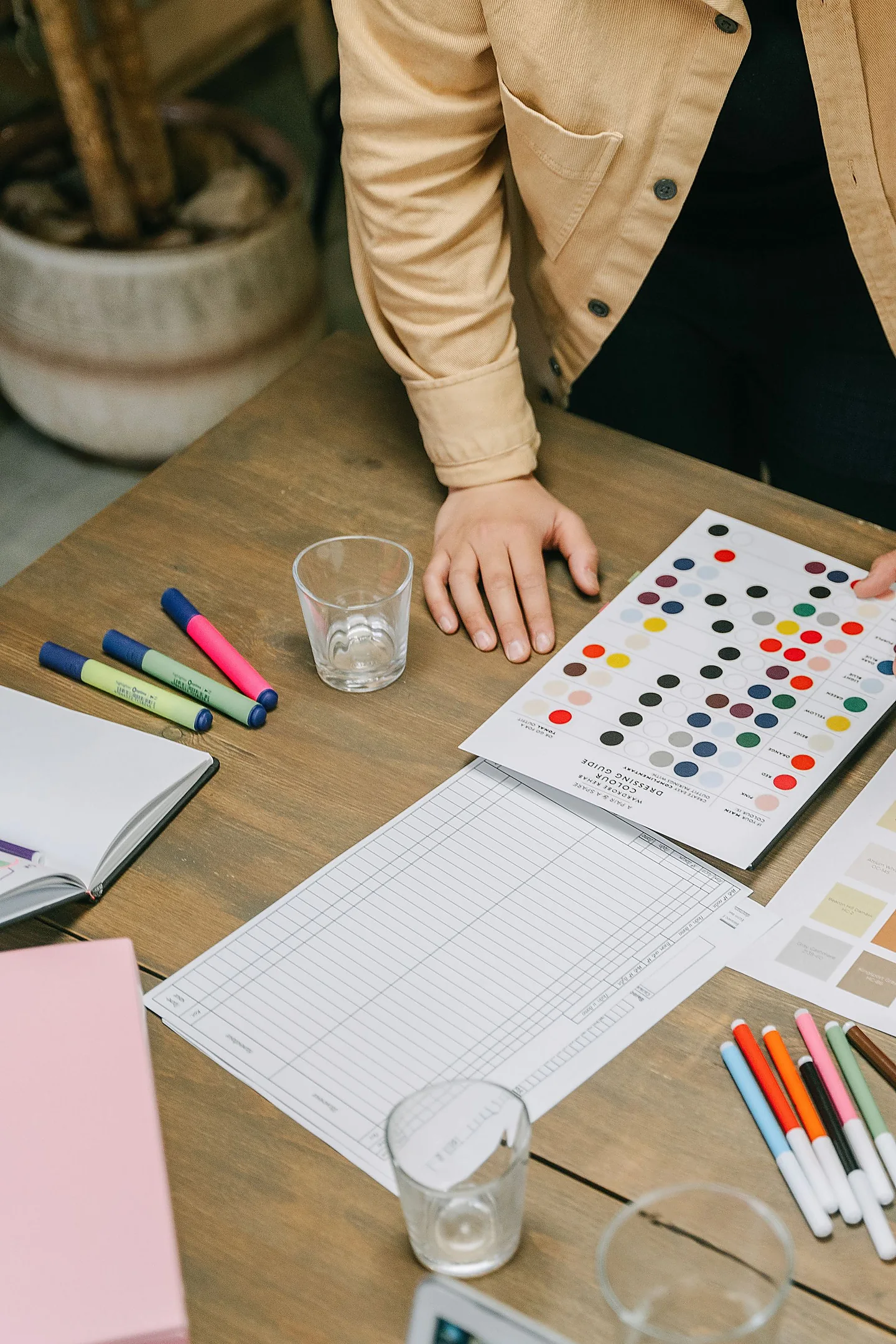 Scrivania di lavoro con campioni colore e bozze di stampa
